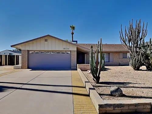 Primary Photo - 1633 E Fremont Dr