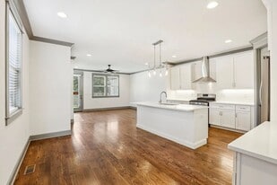 Building Photo - 717 Stockell St