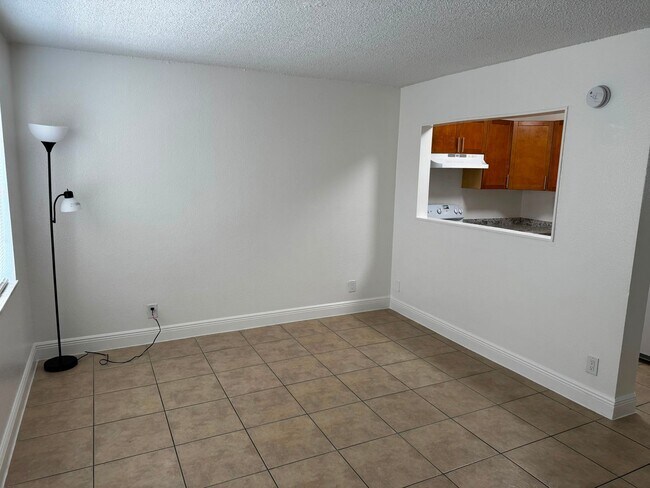 Building Photo - One bedroom apartment in Pompano Beach