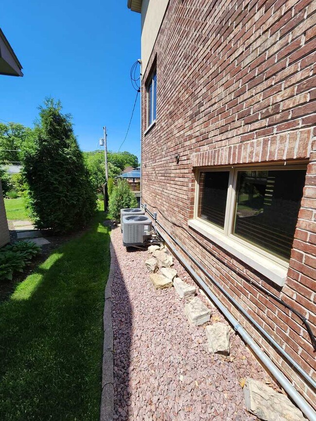 Building Photo - 611 S Oakwood Ave