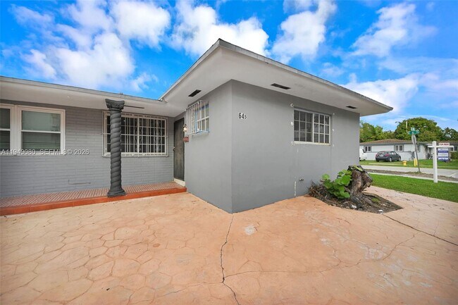 Building Photo - 645 NE 149th St