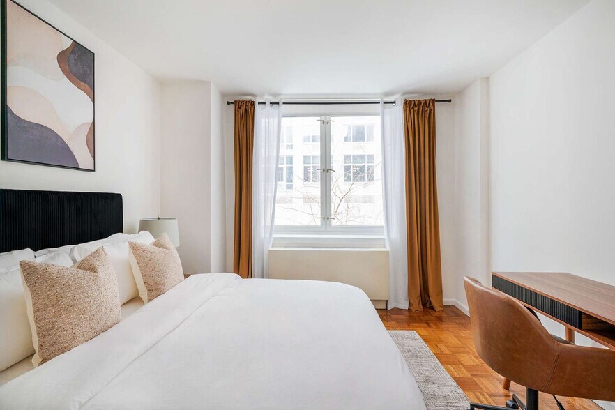 Building Photo - 350 W 43rd St