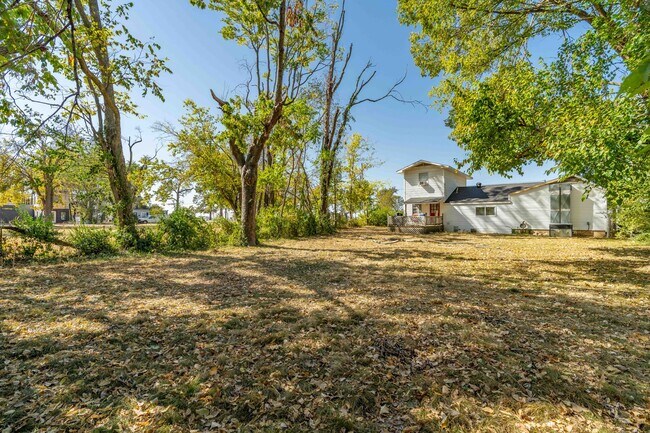 Building Photo - Downtown Bentonville home! Walk to Walmart HO, Downtown Square, and more!