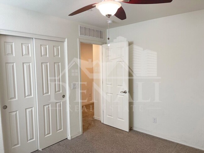 Building Photo - 4737 E Betty Elyse Ln