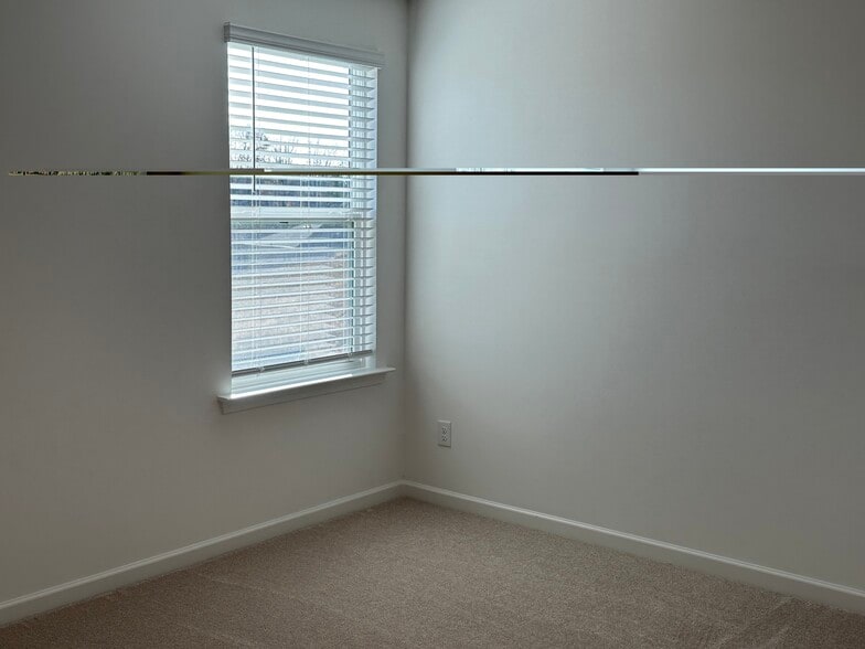 Building Photo - 1112 Holland Dr