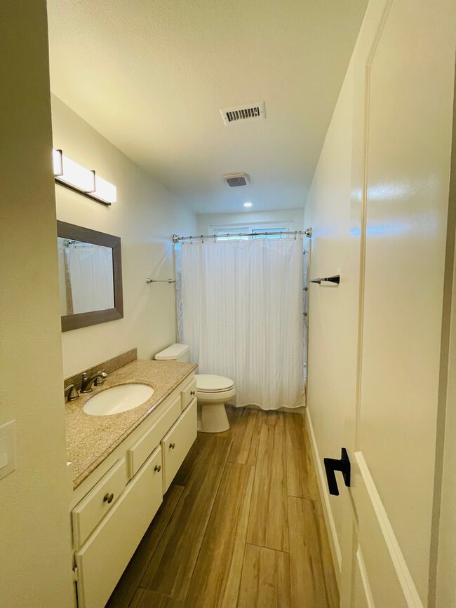 Building Photo - Amazing renovated 4 bedroom 2 full bath si...