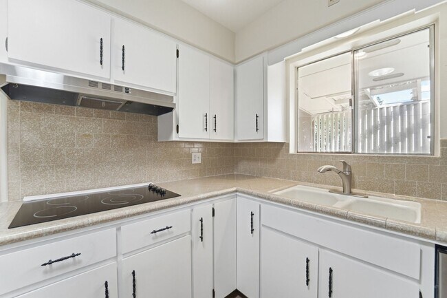 Building Photo - Spacious 3 Bed in Dreamland Villa | Corner Lot + Circular Drive