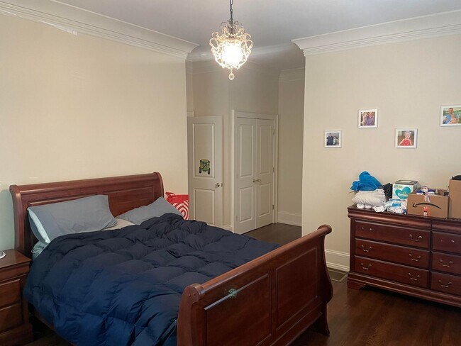 Building Photo - Lovely first floor 2 bedroom unit