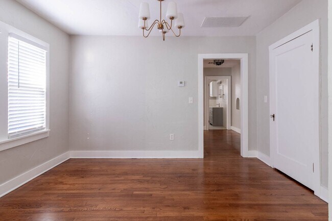 Building Photo - Beautiful Remodeled 1BD/1BTH Home In Crestwood Minutes away from the Highway!