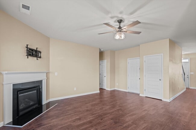 Building Photo - Great 5 Bedroom Home in Evans