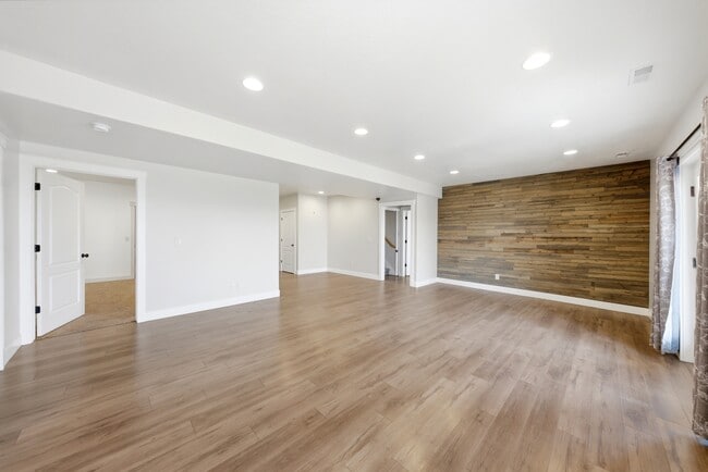 Building Photo - 722 W Webb Rd