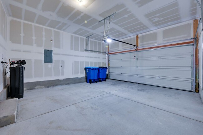 Building Photo - NW 3 Bedroom Townhouse!! Gated Community Pool!! 2 Car Garage!!! No Carpet downstairs.