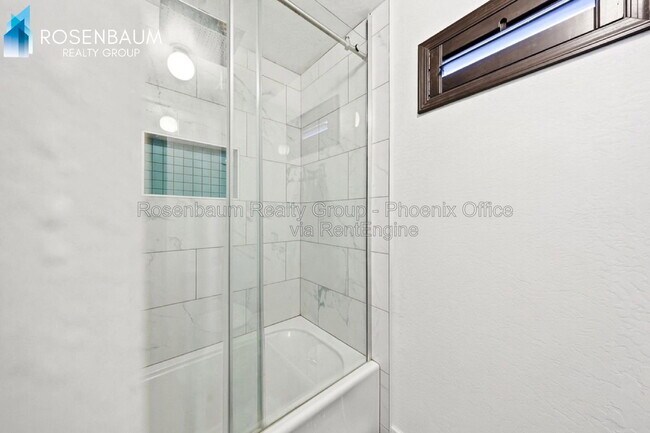 Building Photo - 9336 S 33rd Dr
