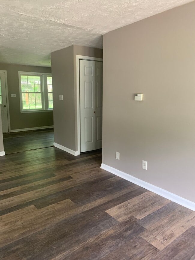 Building Photo - MADISON RANCH WITH 2 BATHS!