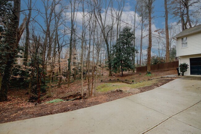 Building Photo - 1424 Shadowbrook Dr