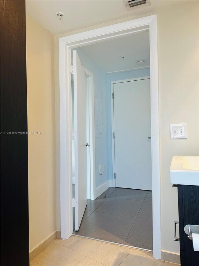 Building Photo - 7700 Collins Ave