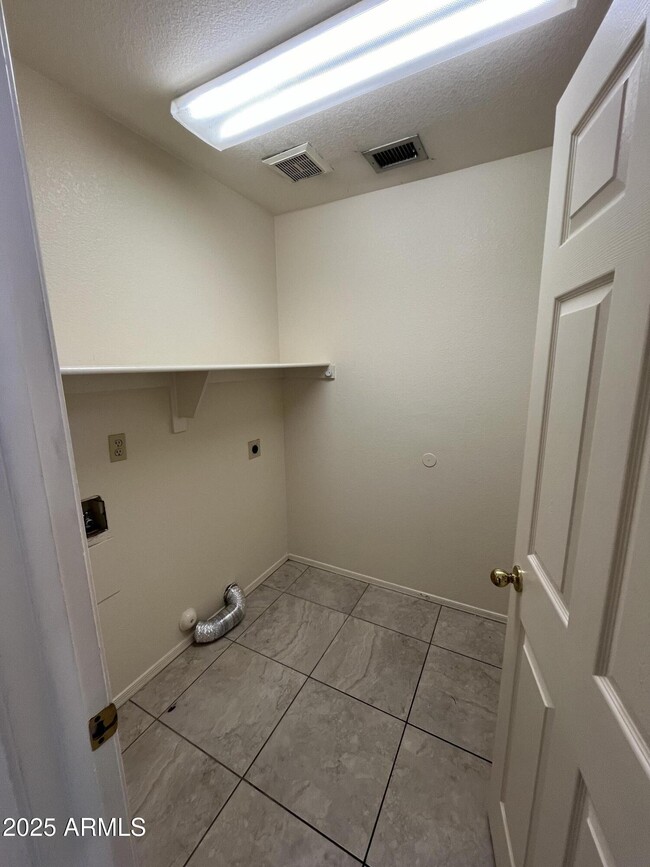 Building Photo - 4509 E South Fork Dr