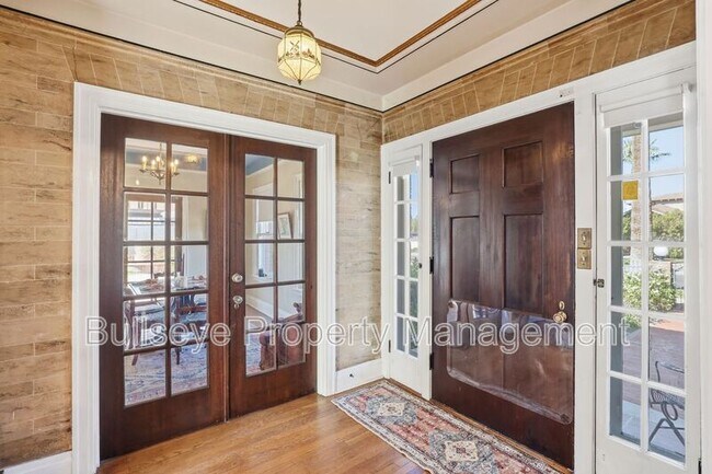 Building Photo - 525 W Lynwood St