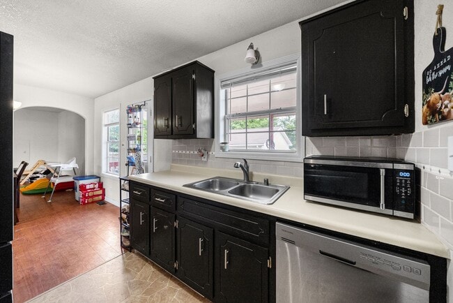 Building Photo - 919 Van Buren Ave