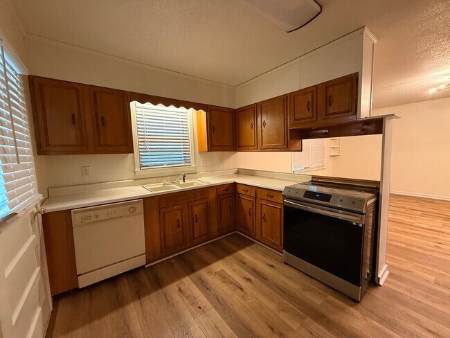 Building Photo - 3 bed 2 bath in the heart of the city