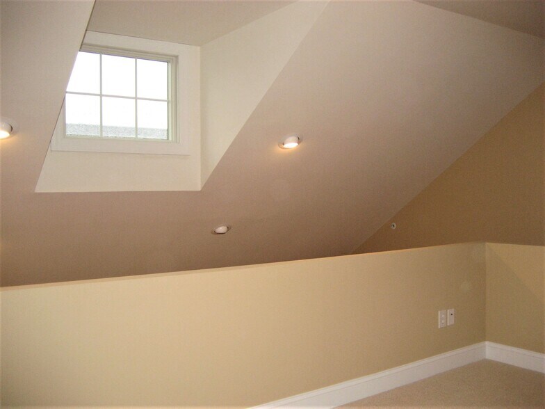 Building Photo - 330 Maple Ave