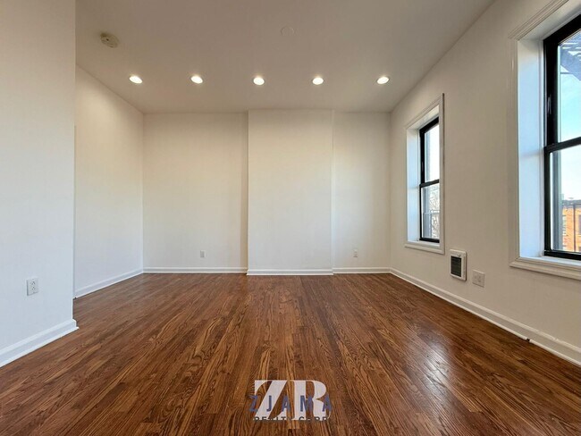 Building Photo - 471 Seventh Avenue