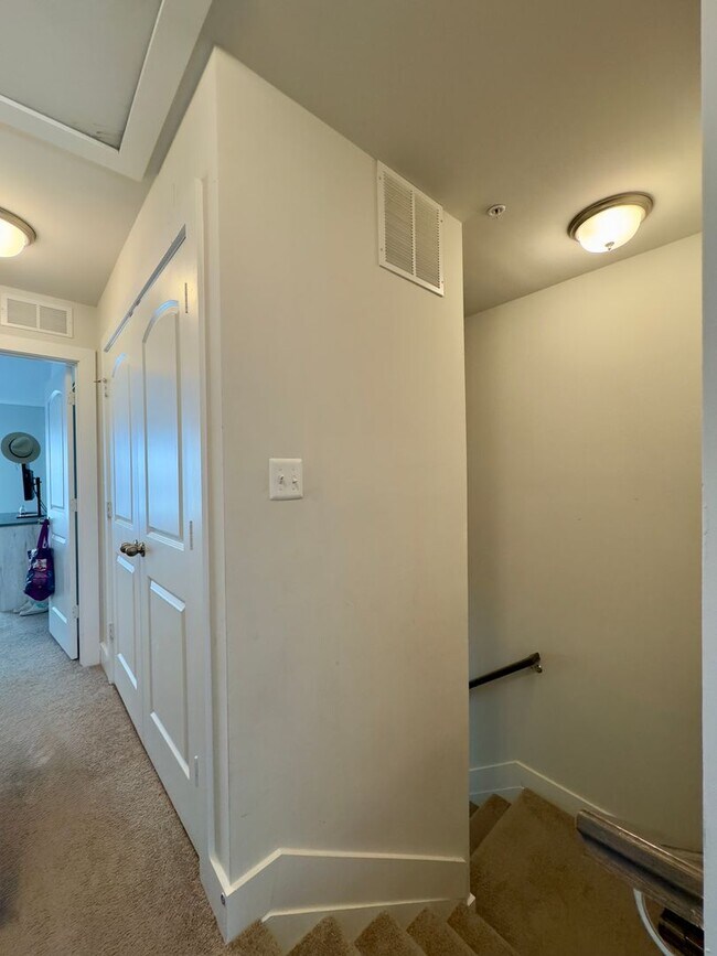Building Photo - Charming 4 Bedroom/3.5 Bathroom in New WIn...
