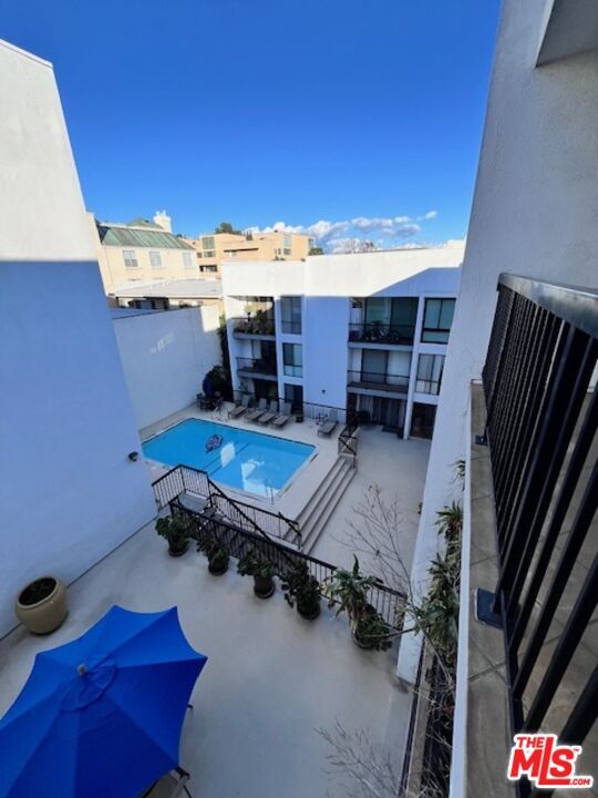 Building Photo - 906 N Doheny Dr