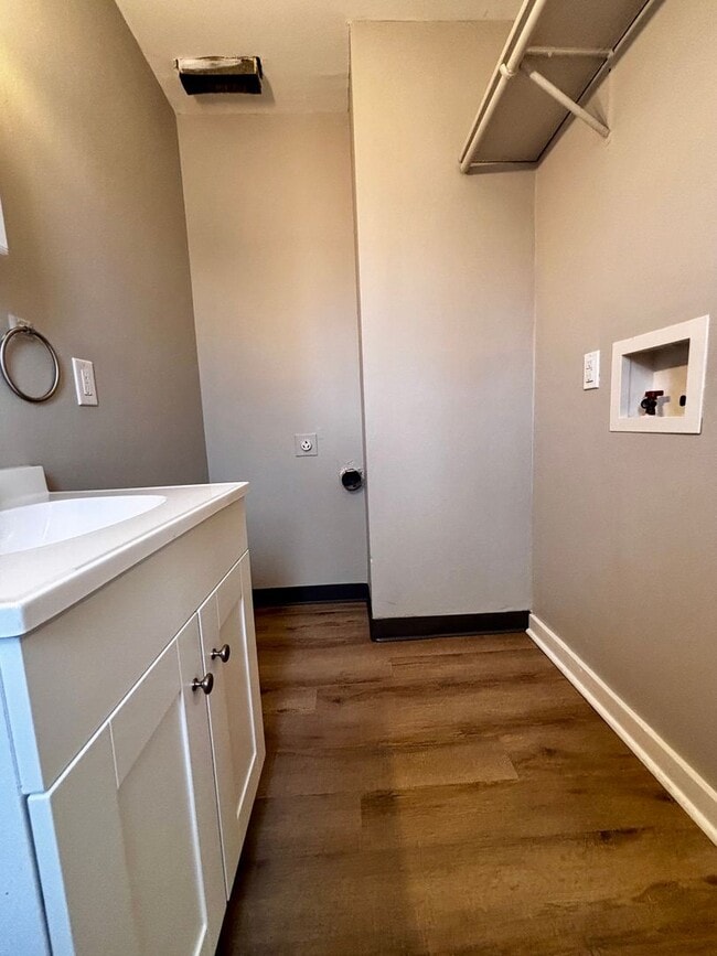 Building Photo - Newly Renovated 2 bedroom 1.5 bath townhou...