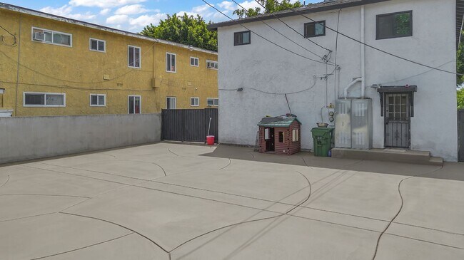 Building Photo - 915 E 91st St