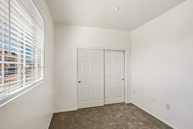 Building Photo - 4 Bed and 4 Bath Townhome In Gated North Las Vegas Community