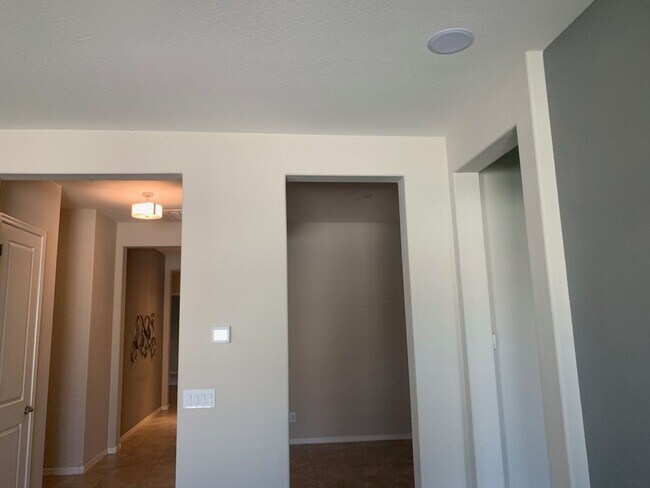 Building Photo - Spacious 3 Bed / 2 Bath Home with Stunning...