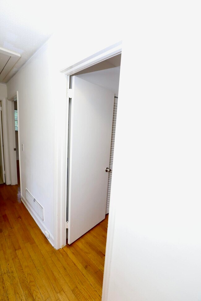 Building Photo - 1912 Dominion Dr