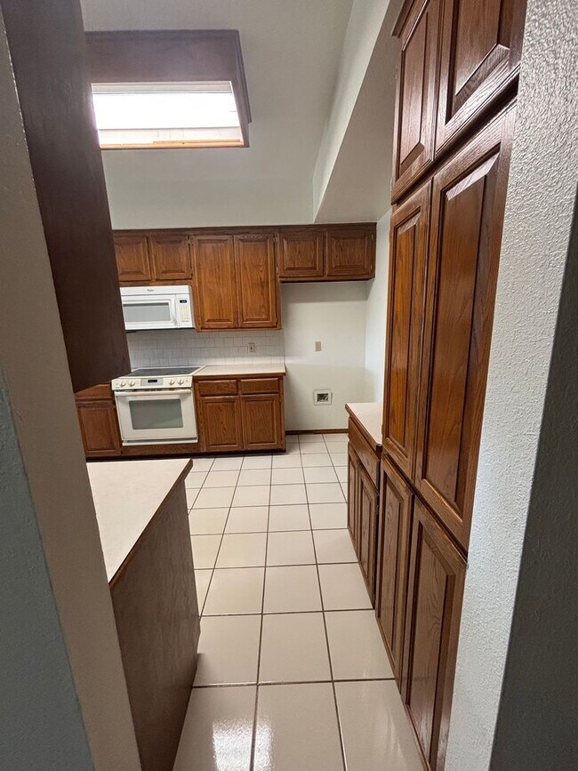 Building Photo - 3br 2.5ba on Surrey Hills Golf Course!!