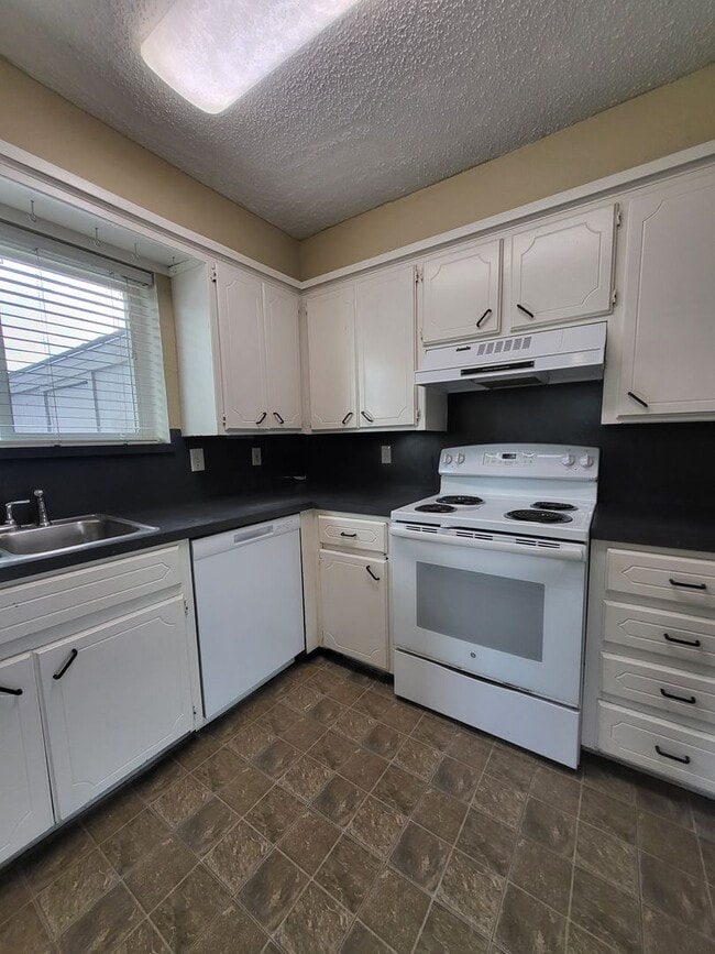 Building Photo - (2) Bed+Study/(2.5) Bath Townhome w/ Pool Access! Available NOW!