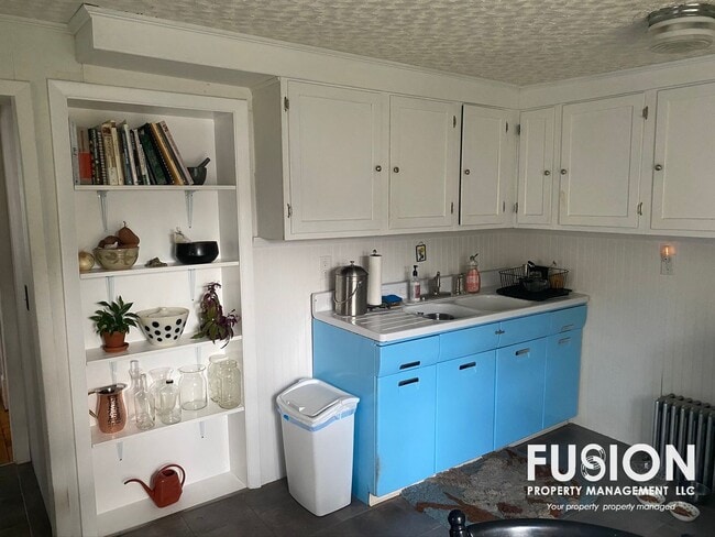 Building Photo - Adorable 2 bedroom home in Winooski with large backyard!