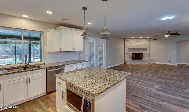 Building Photo - 2502 E Sahuaro Dr