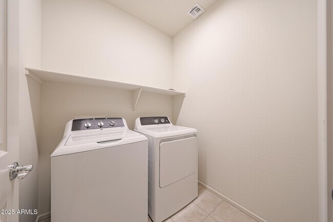 Building Photo - 7168 W Hedge Hog Pl