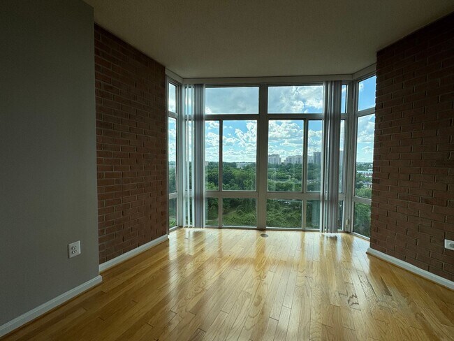 Building Photo - Bright 1 Bed 1 Bath Condo With Sunroom In ...