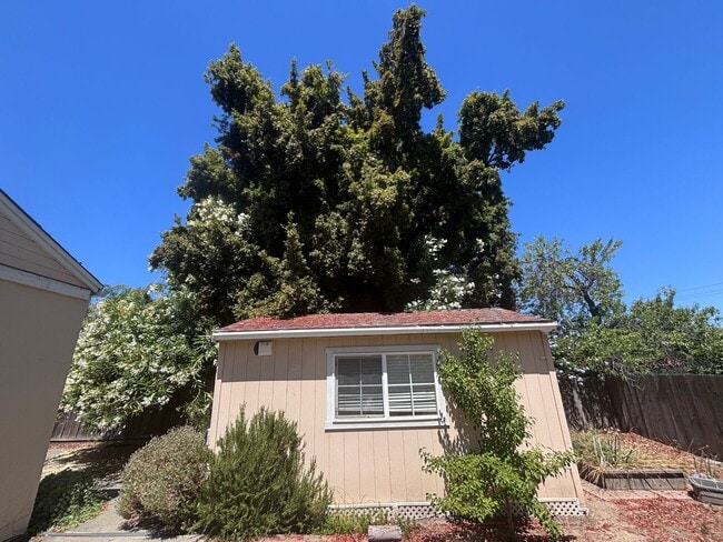 Building Photo - 41562 Carmen St