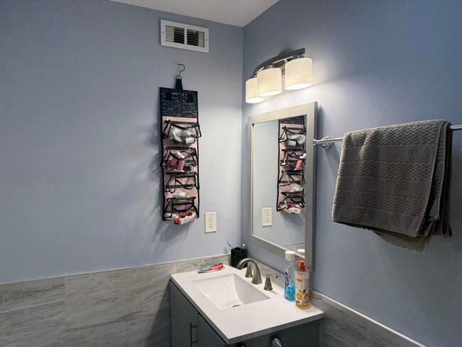 Building Photo - 2000 Greens Blvd