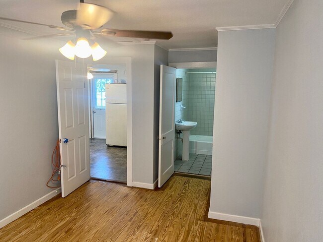 Building Photo - Amazing, Private 1/1 Located In Clearwater