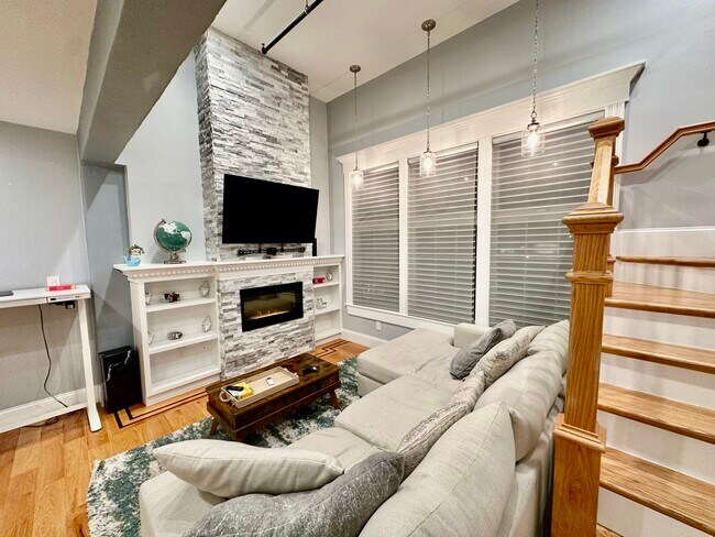 Building Photo - 11 S Mason St