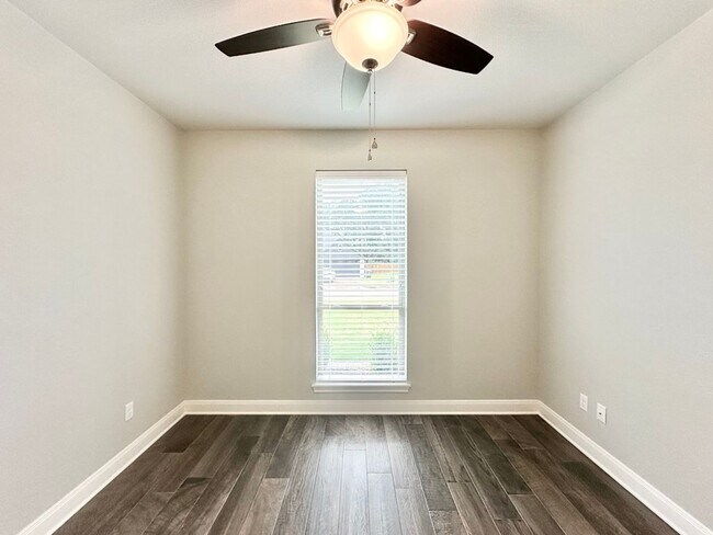 Building Photo - Available Now! Stunning 3 Bedroom 2 Bath i...