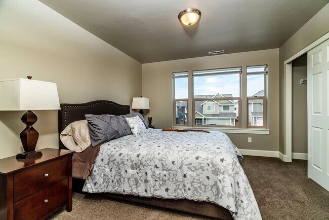 Building Photo - Gorgeous home in SE Bend with pool access ...