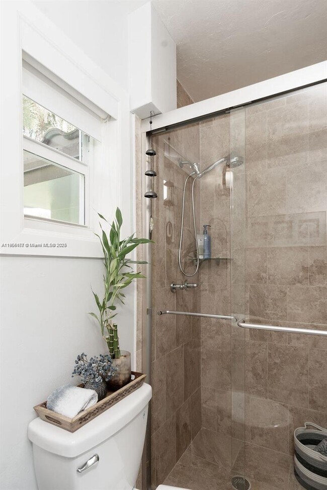 Building Photo - 1110 NE 100th St