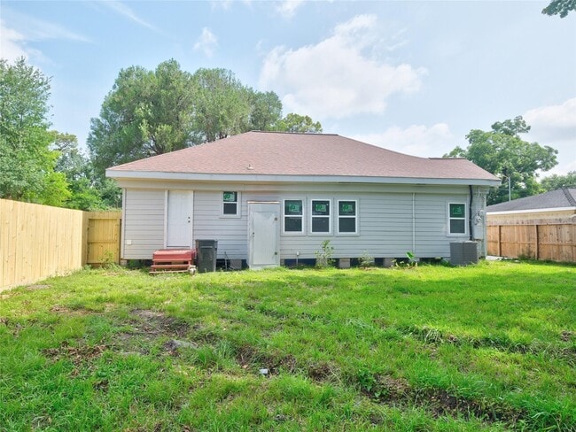 Building Photo - 2703 Areba St