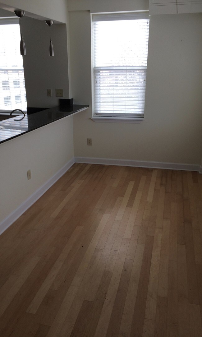 Building Photo - 827 N State St