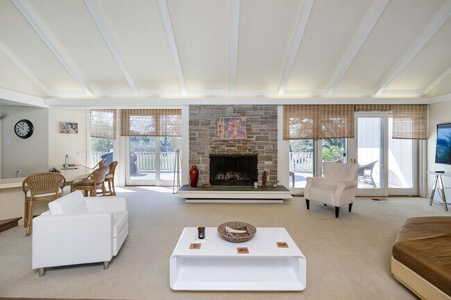 Building Photo - 2700 Hillcrest Dr
