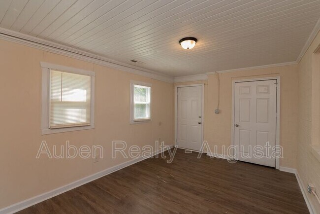 Building Photo - 2202 Roosevelt Dr